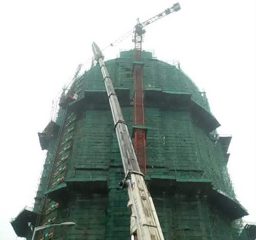 龙江吊车在工地上作业